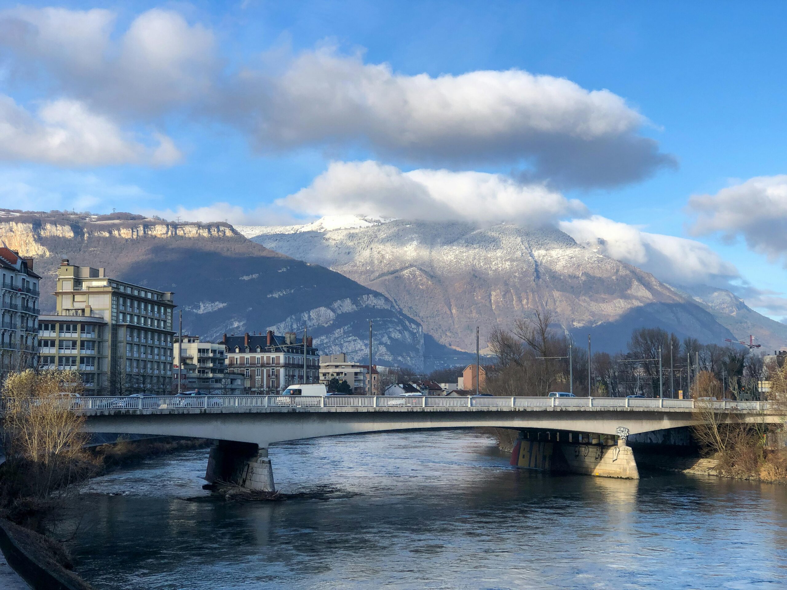 Ph: Lauro Laureano https://www.pexels.com/it-it/foto/francia-nuvole-ponte-inverno-5388514/